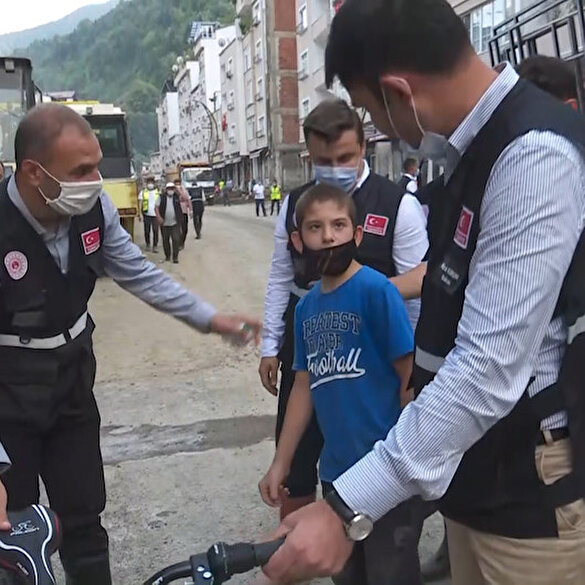 Dereli’de bisikleti sel sularına kapılan Efe’nin yeni bisikletini Bakan Kurum hediye etti