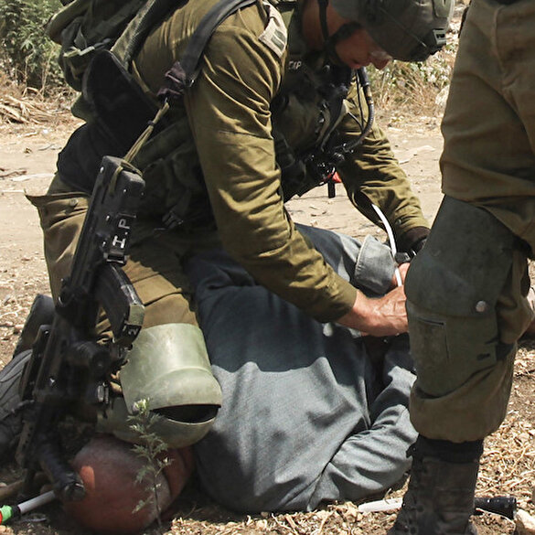 İşgalci İsrail askerinden alçak müdahale: Yaşlı adamın boynuna diziyle bastırıp darp etti