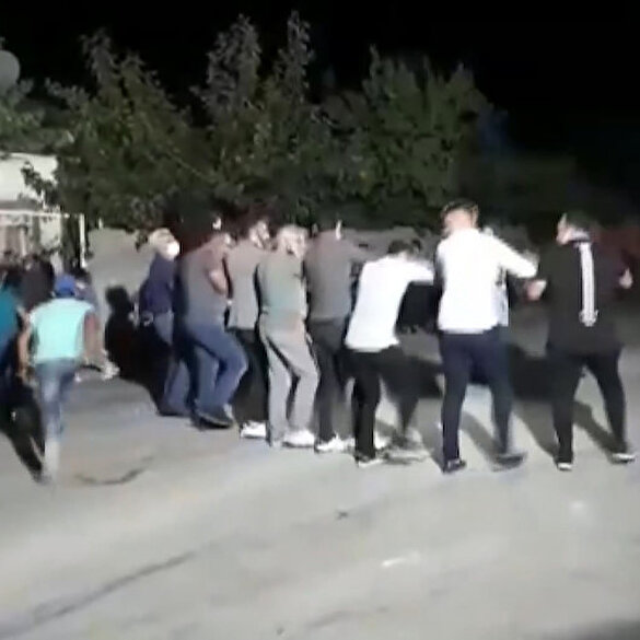 Bilinçsiz vatandaşların maskesiz mesafesiz korona halayı