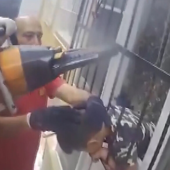 Kırıkkale'de demir korkuluğa kafası sıkışan küçük çocuk kurtarıldı