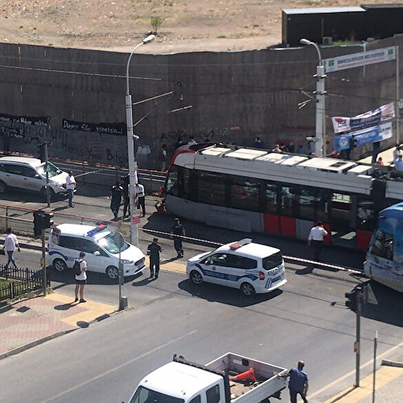 Son Dakika Haberleri Istanbul Da Tramvayla Otomobil Carpisti