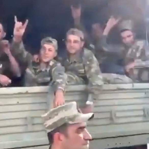 Azeri askerlerden bozkurt işareti