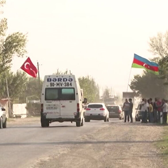 Azerbaycanlılar Azerbaycan ve Türk bayraklarıyla askere desteğini gösterdi