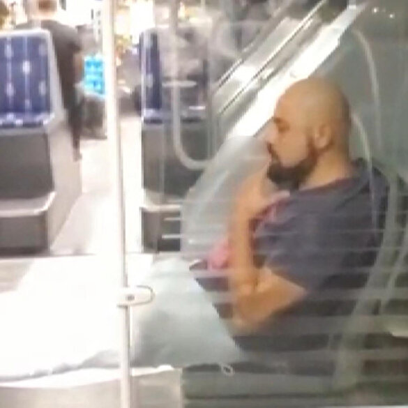 Metrobüste hem maske takmadı hem sigara içti