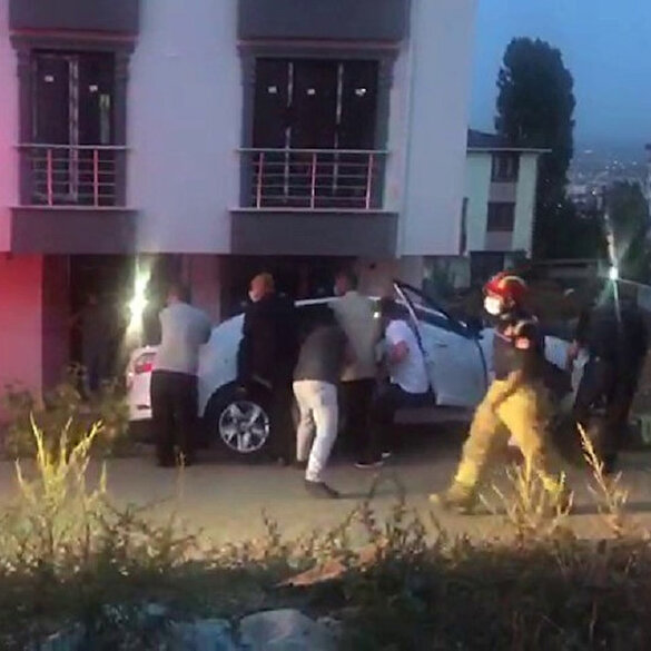Canlarını hiçe saydılar, düşmek üzere olan aracı tuttular