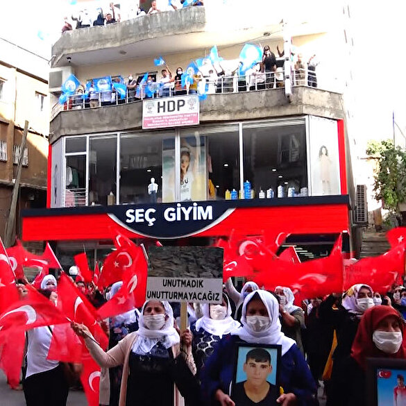 HDP/PKK'dan bir skandal daha: Şırnak'ta evlat nöbeti tutan annelerin eylemine engel olmaya çalıştılar