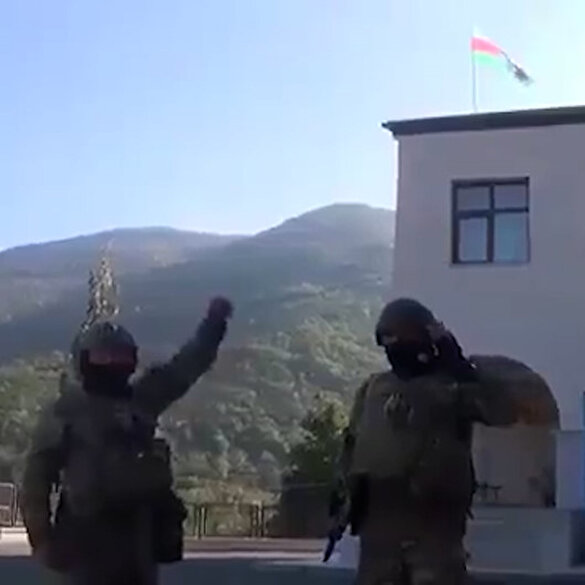 Azerbaycan ordusundan söylentilere son verecek paylaşım: Ecdatlarımızın bize yadigarı bu bayrak, artık Hadrut'un merkezinde asılı!