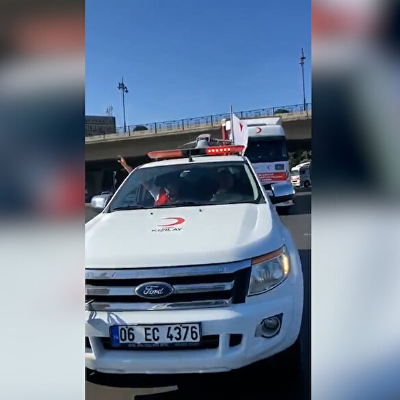 Azerbaycan halkı Kızılay'ın gönderdiği TIR'ı görünce arabalarını park edip selam durdu