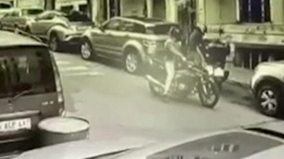 Fatih'te motosiklet hırsızlığı kamerada
