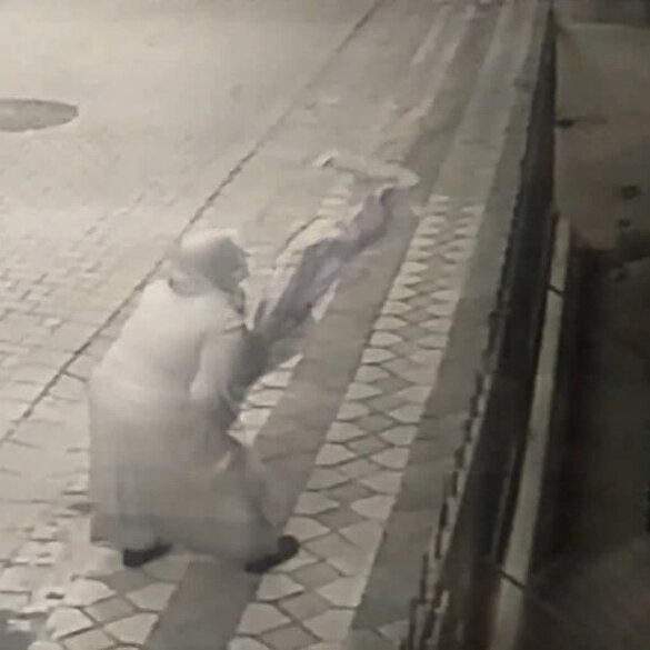 Şehit Esma Çevik'in babaevine asılan Türk bayrağın ipini kopararak yere atan kadın kamerada