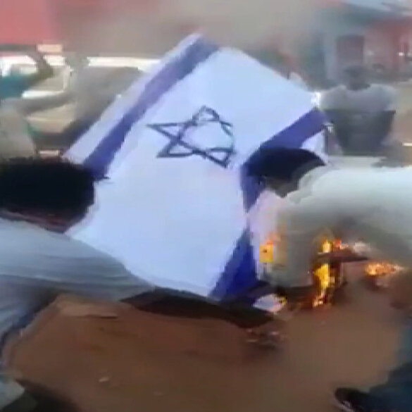 Sudan'da İsrail'le normalleşme girişimi protesto edildi: İsrail bayrağı ateşe verildi