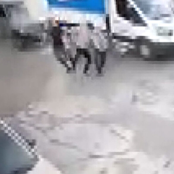 Adana'da sohbet ederken ölümden kıl payı kurtuldular