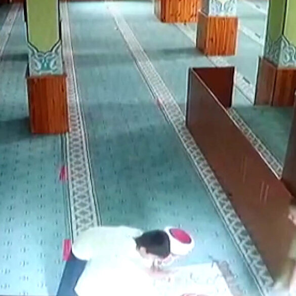 Secdedeki imamın sırtına çıkan çocuklar namazdan sonra beraber dua etti: O iç ısıtan görüntüler böyle kaydedildi
