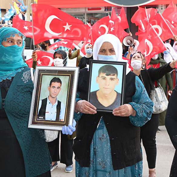 HDP'li milletvekili, Şırnaklı annelerin 'kahrolsun PKK' sloganlarını ses sistemiyle engellemeye çalıştı