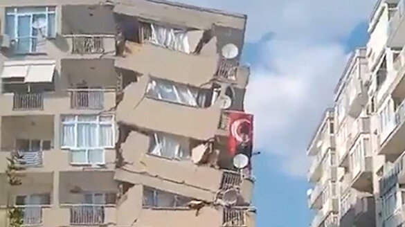 İzmir'de bir kısmı çöken binalar görüntülendi