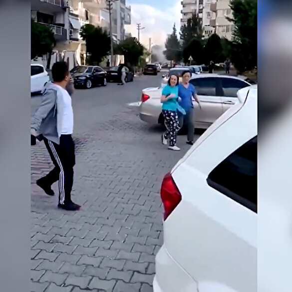 İzmir'deki depremde binanın yıkılma anı anbean kameraya yansıdı