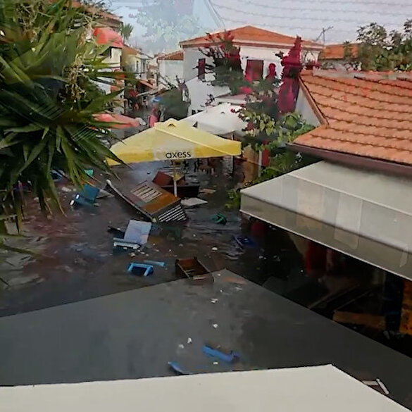 İzmir'de meydana gelen depremin ardından deniz taştı