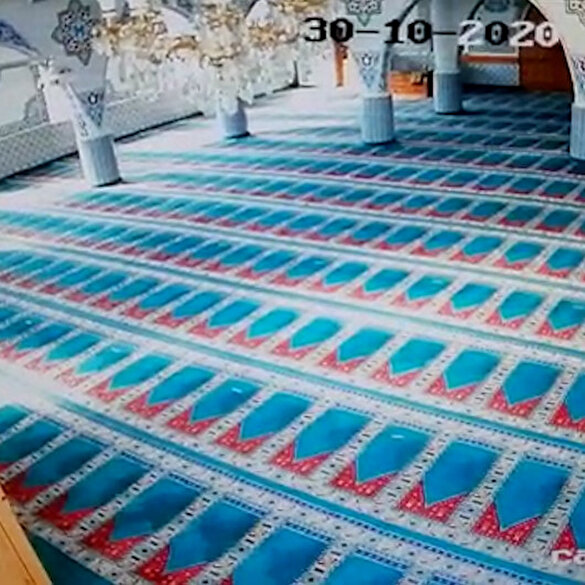 İzmir'de meydana gelen depremin sesi Çukurbahçe Camii'nde anbean kaydedildi