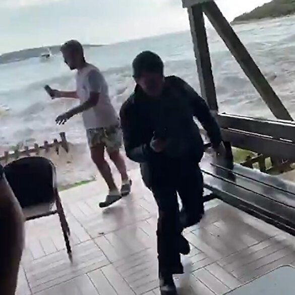 İzmir'de dehşete düşüren yeni görüntüler: Deprem sonrası gelen tsunamiden böyle kaçtılar