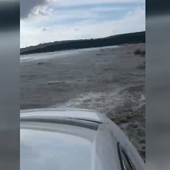 Depremde meydana gelen tsunamiden otomobille böyle kaçtılar