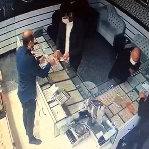 Aynı günde sahte altınla 2 kuyumcuyu dolandıran şahıs, üçüncüsünde yakayı ele verdi