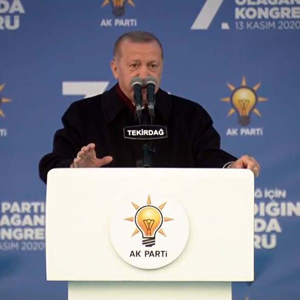 Cumhurbaşkanı Erdoğan'dan kalabalığa sosyal mesafe uyarısı