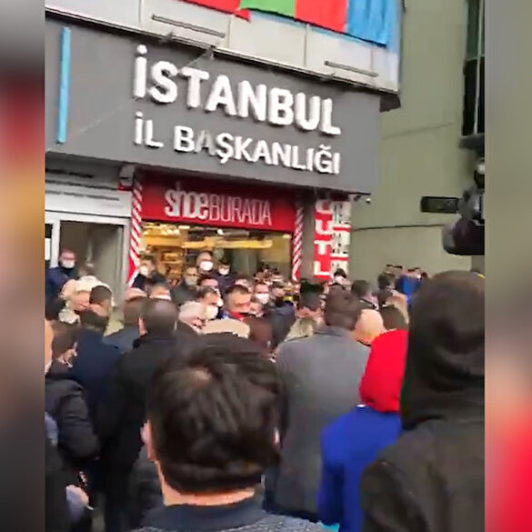 İYİ Parti İstanbul İl Başkanlığı önüne toplanan partililerden 'yönetim istifa' sesleri yükseldi