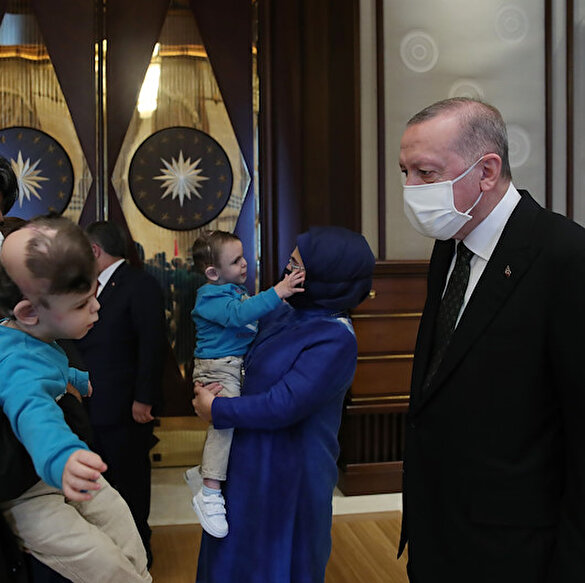 Cumhurbaşkanı Erdoğan, siyam ikizleri Derman ve Yiğit ile ikizlerin doktorunu ağırladı