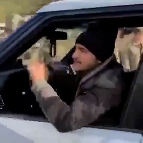 Azerbaycanlı vatandaş ve asker arasında tebessüm ettiren diyalog