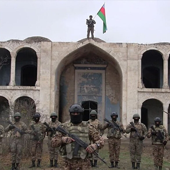Azerbaycan ordusu, işgalden kurtarılan Ağdam’a Azerbaycan bayrağı dikti