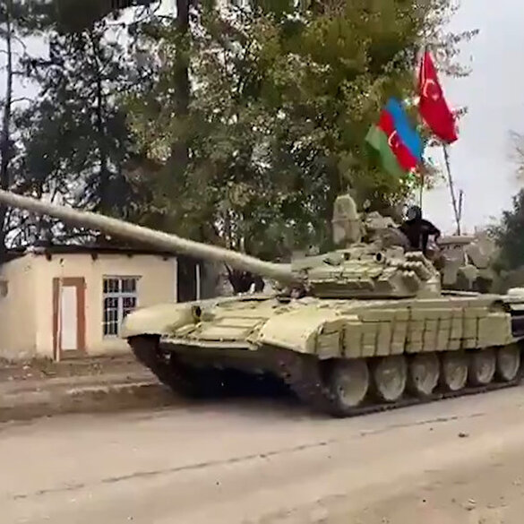 Azerbaycan ordusu Ağdam'a Azerbaycan ve Türk bayraklarıyla giriş yaptı