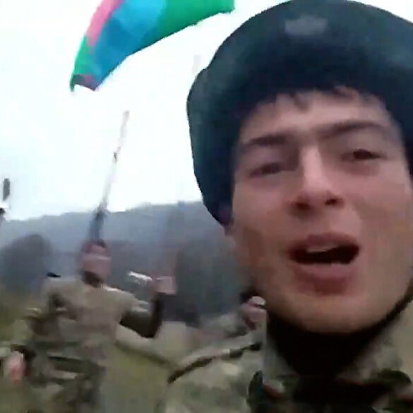 Kelbecer'e Azerbaycan bayrağını çeken askerler: Selam olsun Oğuz eline