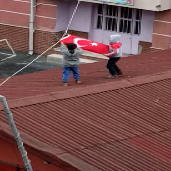 Küçük çocukların bayrak sevgisi: Rüzgarda toplanan bayrağı açmak için hayatlarını tehlikeye attılar
