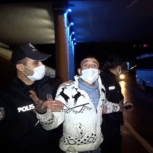 Bursa'da kısıtlamalara rağmen sokakta alkol alan genç, 'polisi seviyorum' dedi 3 bin 186 lira ceza yedi