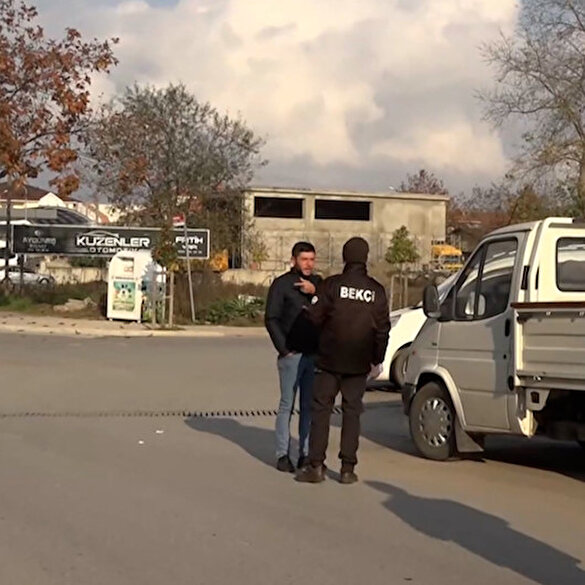 Polislerin önünden sigara içerek, maske takmadan geçince ceza yazıldı