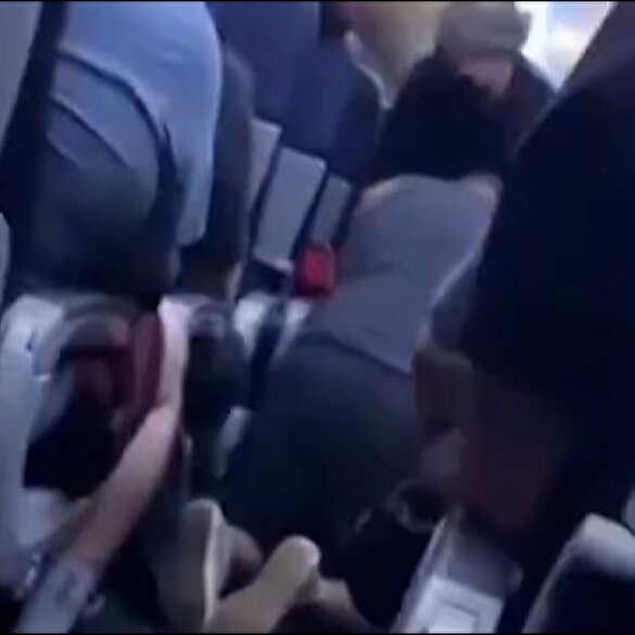 Yolcu uçağında fenalaşan koronavirüs hastası hayatını kaybetti
