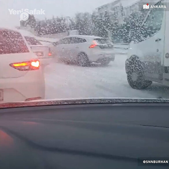 Ankara'da kar yağışının ilk gününde trafik kilitlendi