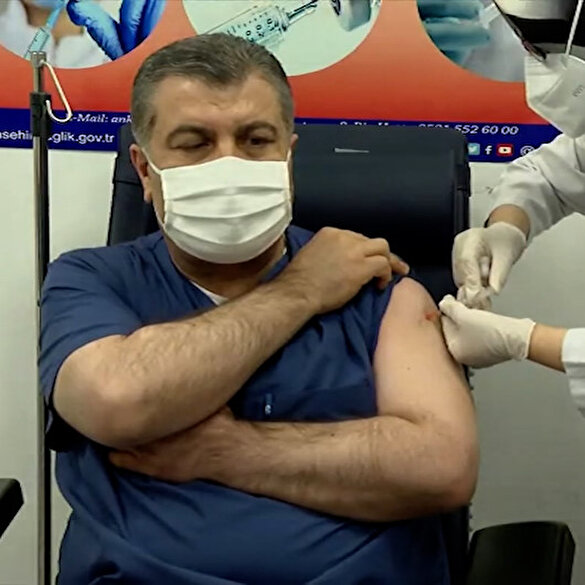 Sağlık Bakanı Fahrettin Koca canlı yayında koronavirüs aşısı oldu