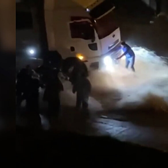 Selde sürüklenerek TIR'ın altında kalan yaşlı kadının kurtarılma anı kamerada