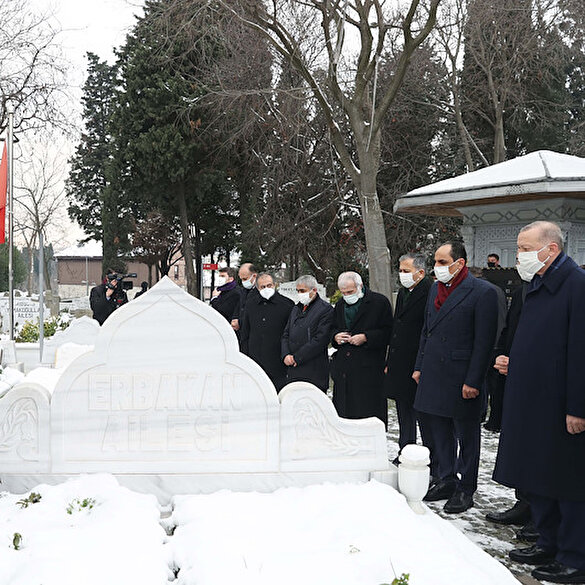Cumhurbaşkanı Erdoğan, Necmettin Erbakan'ın mezarını ziyaret etti