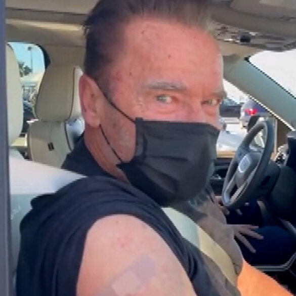 Terminatör'ün yıldızı Arnold Schwarzenegger arabada koronavirüs aşısı oldu