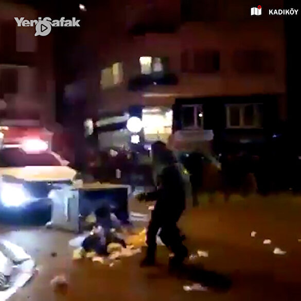 Kadıköy'de önü kesilen polis aracına saldırı anı kamerada