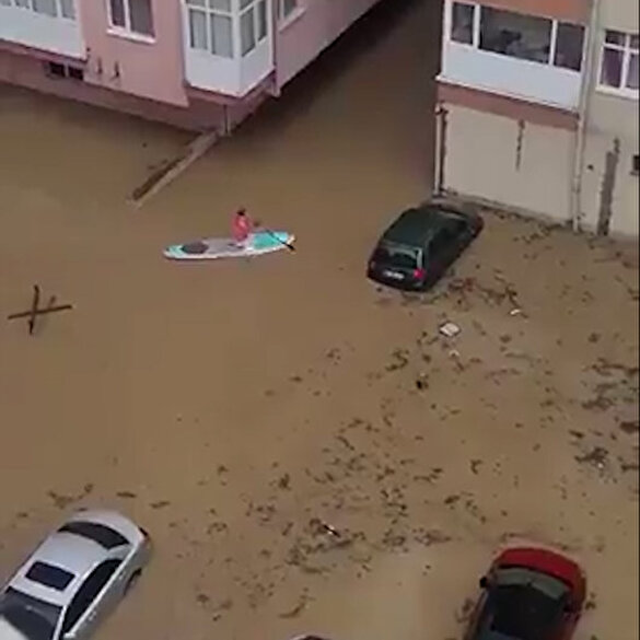 İzmirli vatandaş sele teslim olan apartmanına kanoyla ulaştı