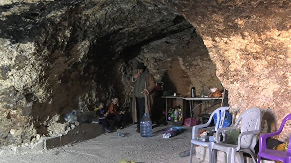İşgalci İsrail ev yapmalarını engelleyince, Filistinli aile mağarayı eve çevirdi