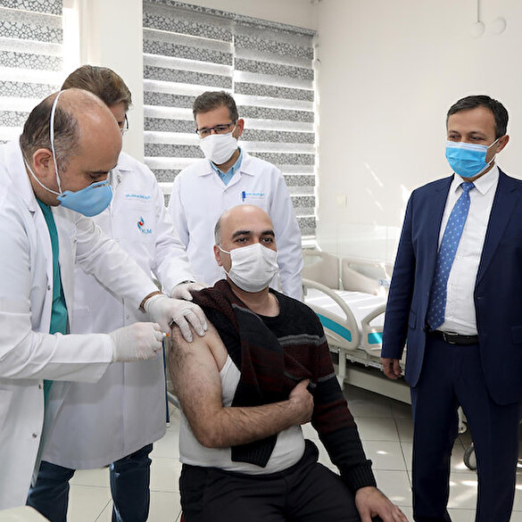 Yerli aşıda ilk doz gönüllüye uygulandı