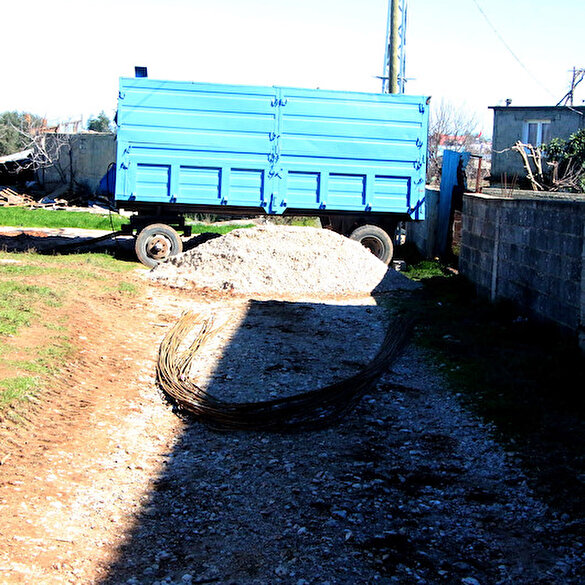 Tapulu arsasından geçen yolu kapattı, sağlıkçılar traktörle hastaya ulaşabildi