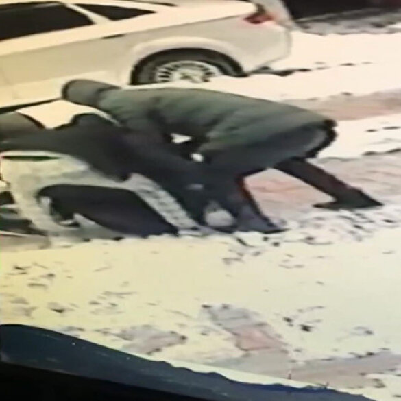 Sultangazi'de gasp dehşeti kamerada: Para istedikleri genci bıçakladılar