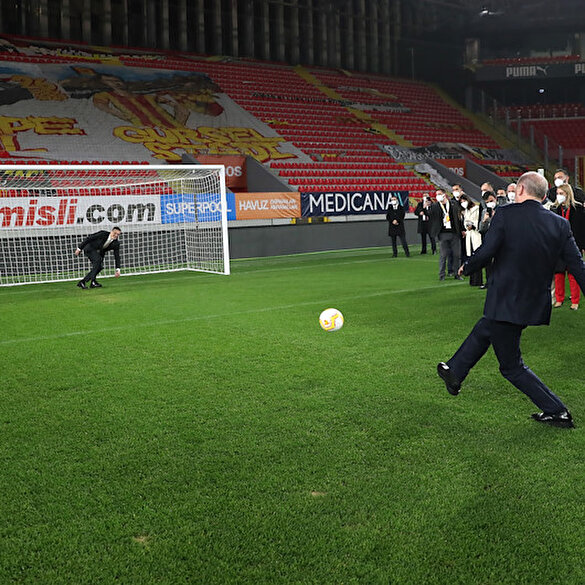 Cumhurbaşkanı Erdoğan İzmir'de yeşil sahaya indi