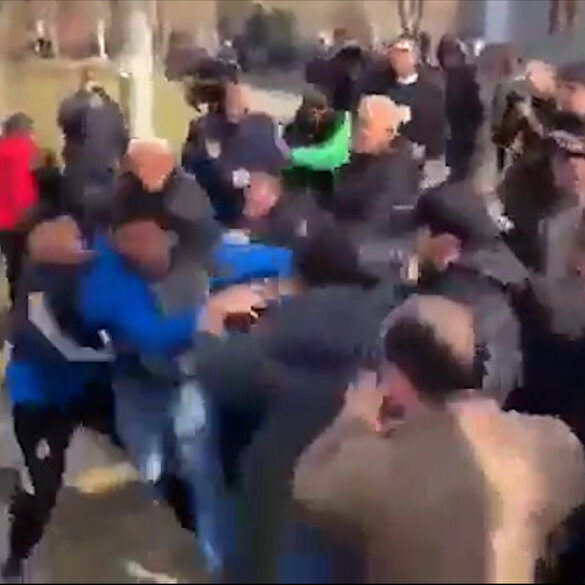 Birbirlerine girdiler: Ermenistan sokaklarında tansiyon yükseliyor