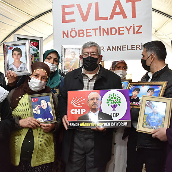 Kılıçdaroğlu’nun kardeşi ‘Ben de ağabeyimi HDP’den istiyorum’ pankartı açtı